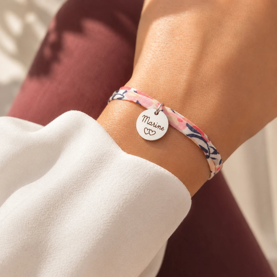 Bracelet liberty cordon fleuri médaille argentée gravée prénom et cœur personnalisé Bliche