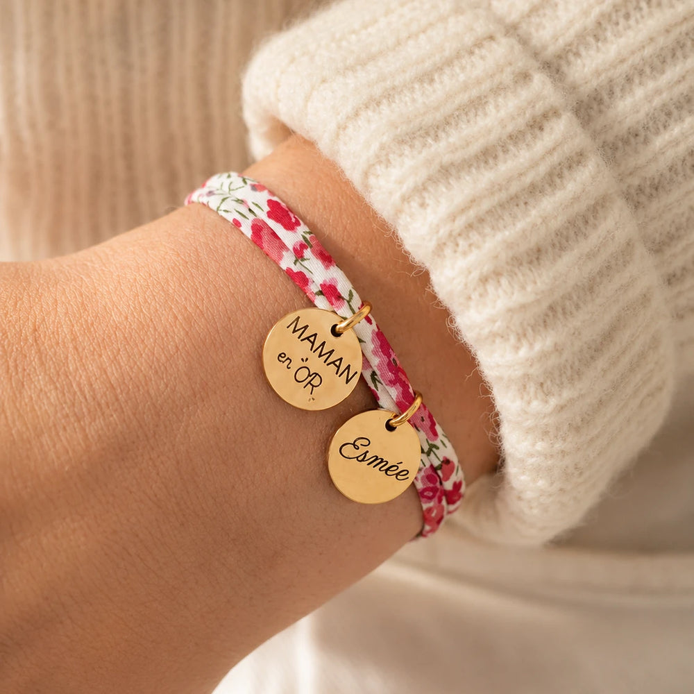 Bracelet liberty cordon rose deux médailles dorées gravées maman et prénom enfant personnalisé Bliche