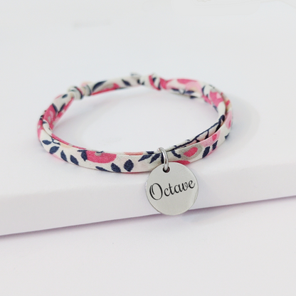 Bracelet personnalisé femme en cordon Liberty avec médaille gravée en acier inoxydable – cadeau maman ou naissance idéal
