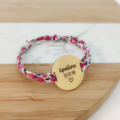 Bracelet personnalisé Liberty femme avec médaille gravée – bijou en tissu fleuri idéal en cadeau maman ou pour célébrer une naissance