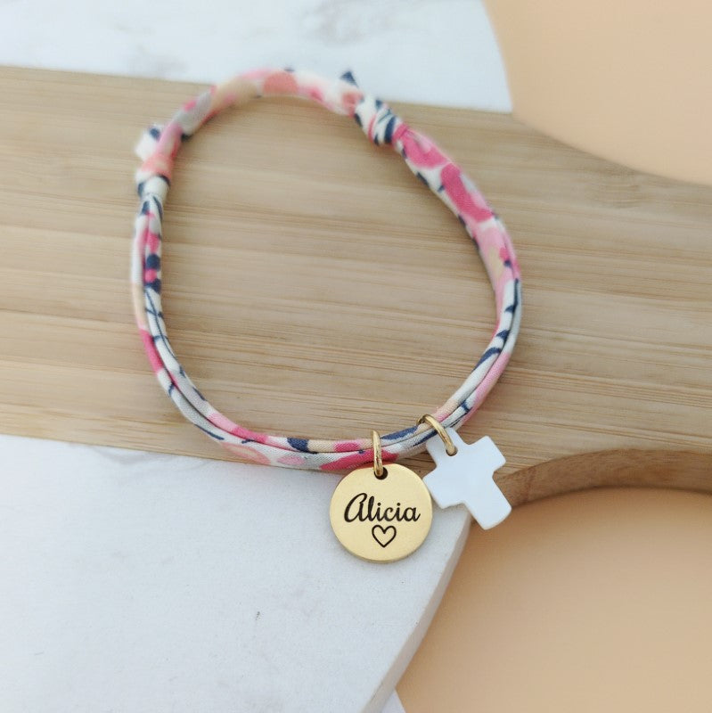 Bracelet personnalisé femme Liberty avec médaille à graver et croix en nacre – bijou religieux idéal pour baptême ou cadeau naissance