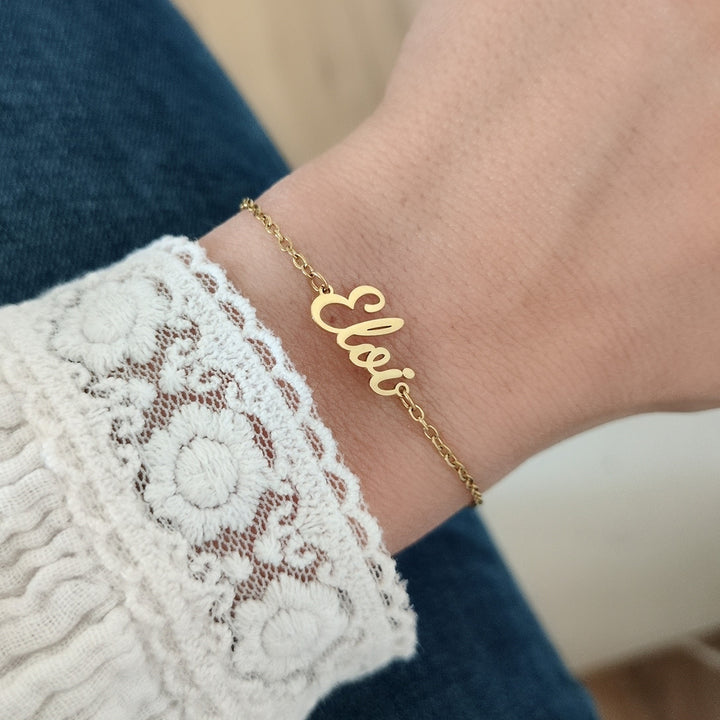 Bracelet prénom personnalisé en acier inoxydable avec pendentif découpé. Un bijou élégant et unique, disponible en or, argent ou or rose, parfait pour un cadeau sur-mesure. Résistant et ajustable, idéal pour un usage quotidien.