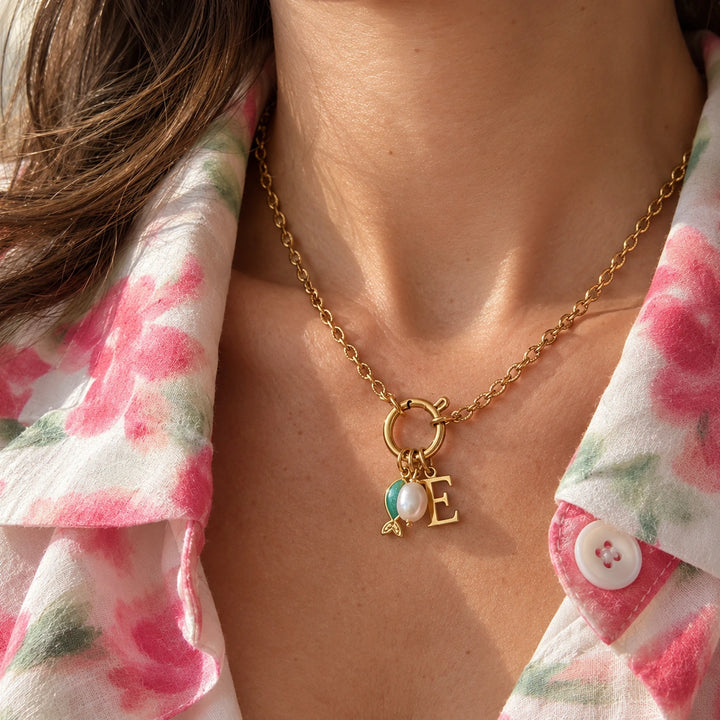 Collier charms personnalisé femme avec fermoir décoratif doré sur le devant et pendentifs composés sur chaîne fine