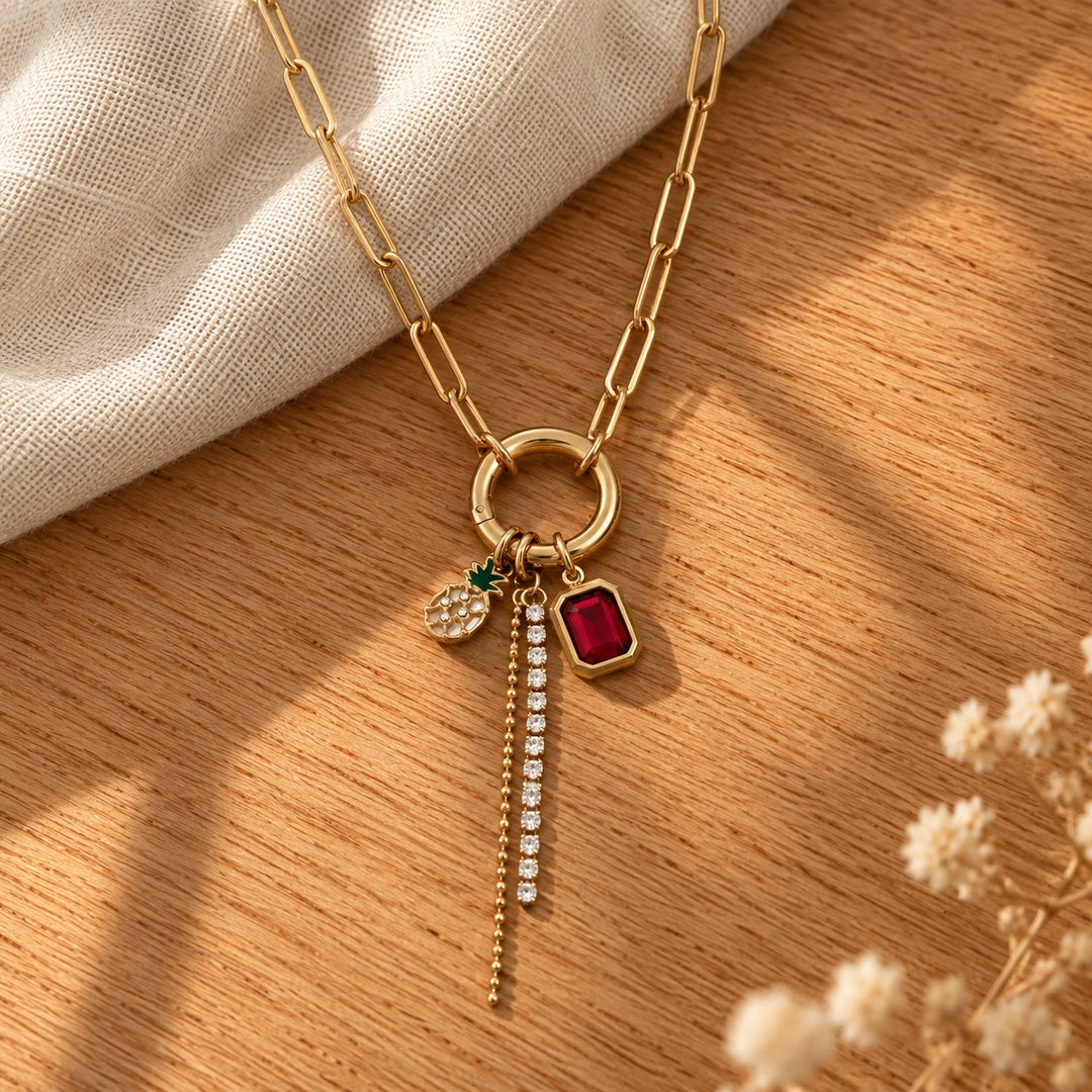Collier charms personnalisé femme avec fermoir doré sur le devant et pendentifs composés sur chaîne mailllons