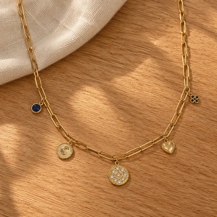 Collier charms personnalisé femme composé sur chaîne à maillons avec pendentifs dorés 
