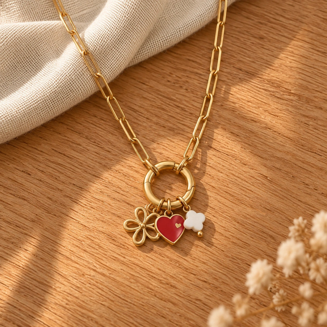 Collier charms personnalisé femme avec fermoir ressort doré sur le devant et pendentifs composés sur chaîne fine