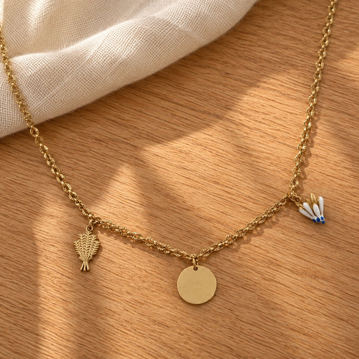 Collier charms personnalisé femme composé sur chaîne fine avec pendentifs dorés — pierres, symboles et médaille gravée