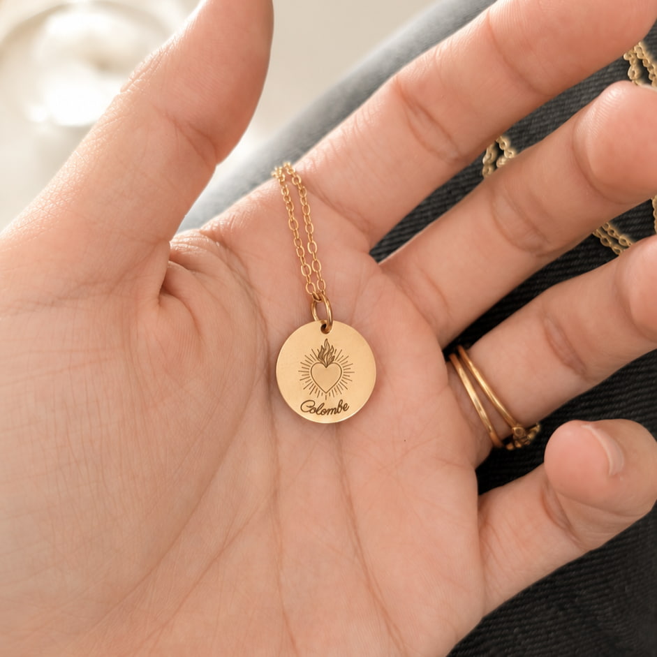 Collier prénom avec coeur sacré pour un cadeau religieux