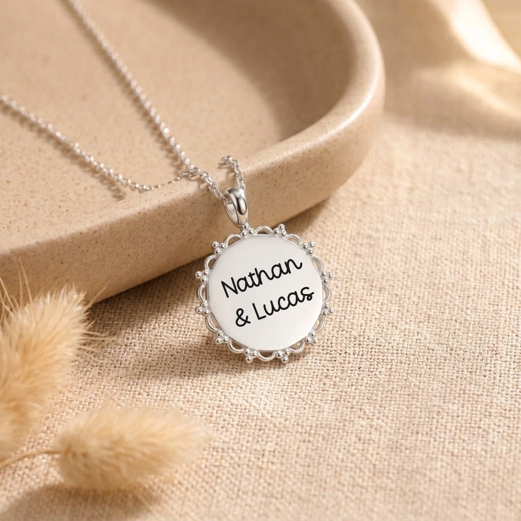 Collier femme personnalisé avec médaille ajourée dentelle gravée en acier inoxydable, prénoms