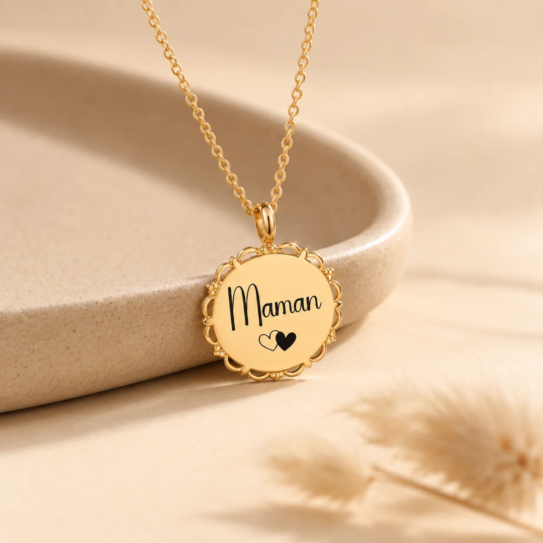 Collier femme personnalisé avec médaille ajourée dentelle gravée en acier inoxydable, gravure maman