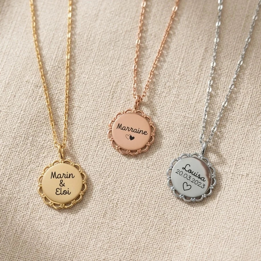 Collier femme personnalisé avec médaille ajourée dentelle gravée en acier inoxydable, trois finitions Or, Or Rose et Argent