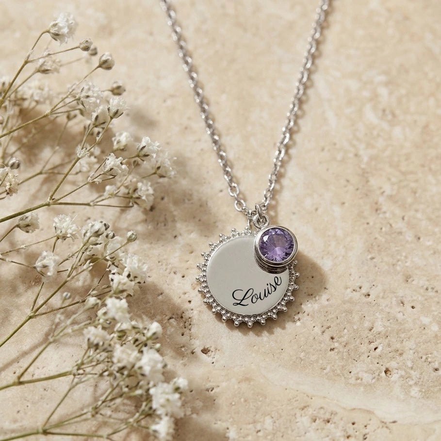 Collier femme médaille soleil argentée avec cristal améthyste pierre de naissance, bordure perlée