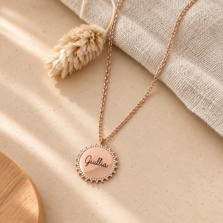 Collier femme médaille soleil gravée prénom en script avec bordure perlée en acier inoxydable or rose, chaîne fine