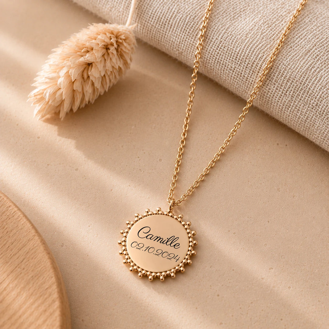 Collier femme médaille soleil gravée prénom et date avec bordure perlée en acier inoxydable or , chaîne fine
