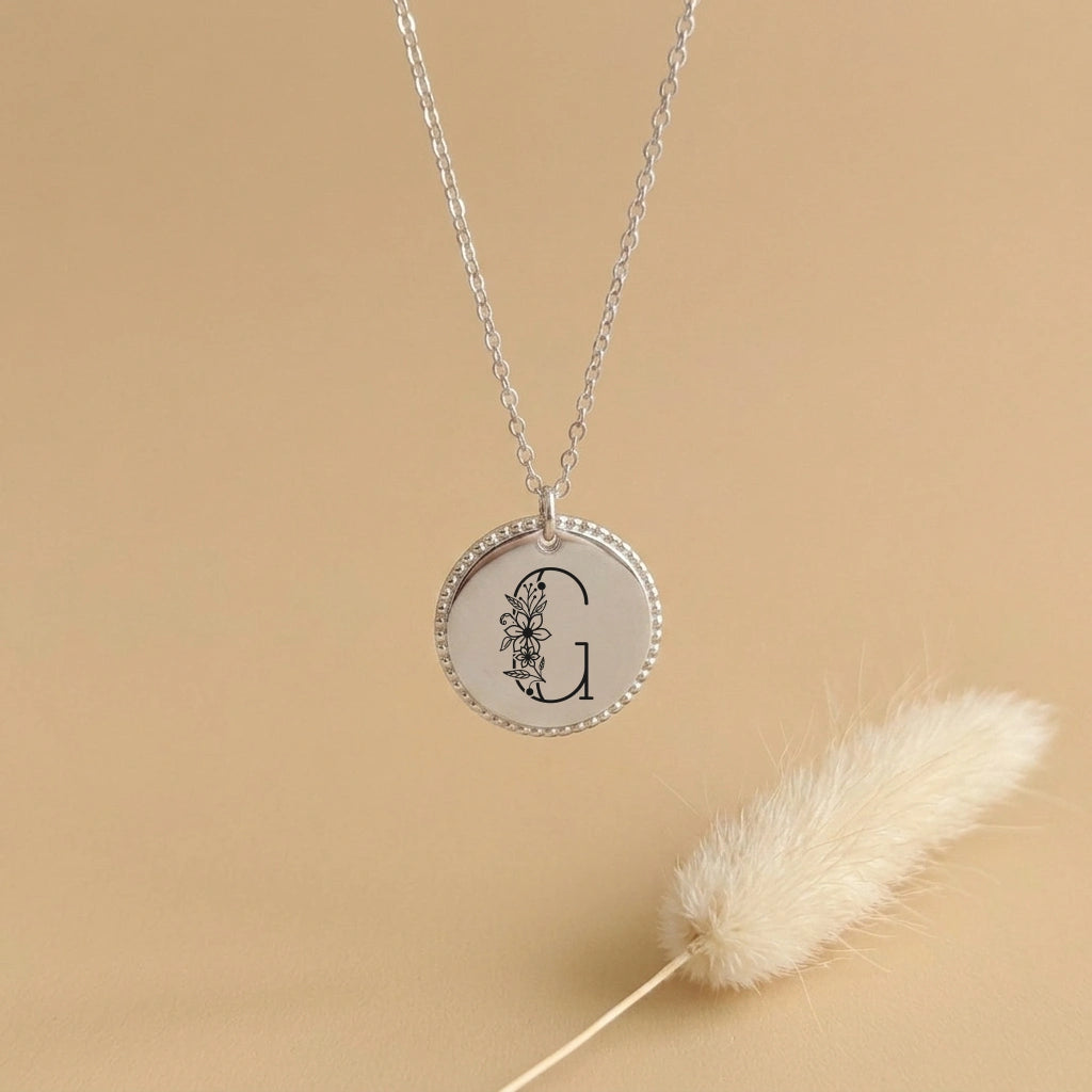 Collier femme médaille travaillée argentée à bordure perlée gravée initiale florale G, chaîne fine
