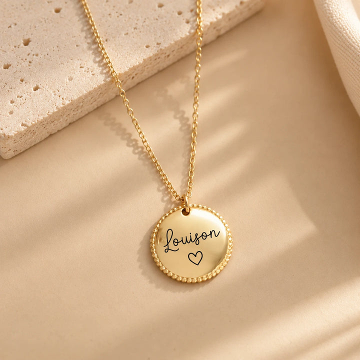 Collier femme personnalisé médaille travaillée dorée à bordure perlée gravée prénom Louison en script
