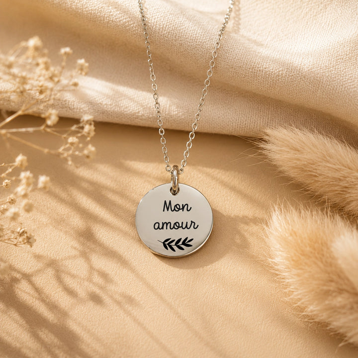 Collier femme personnalisé avec médaille ronde gravée en acier inoxydable argent