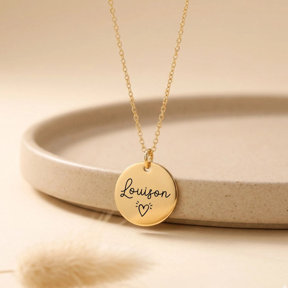 Collier femme personnalisé avec médaille ronde gravée en acier inoxydable, finition or avec prénom