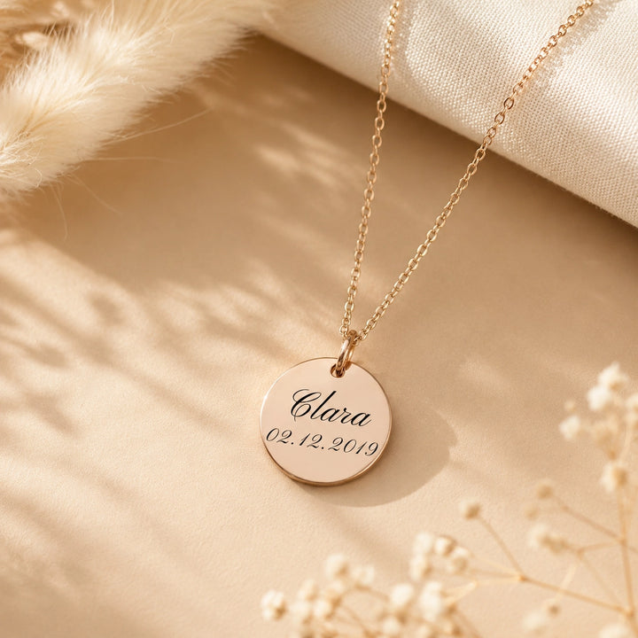 Collier femme personnalisé avec médaille ronde gravée prénom et date en acier inoxydable, finition or rose