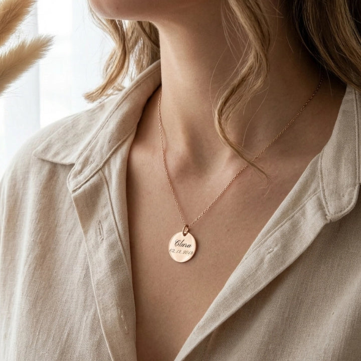 Collier femme personnalisé avec médaille ronde gravée en acier inoxydable, finition or rose sur chaîne
