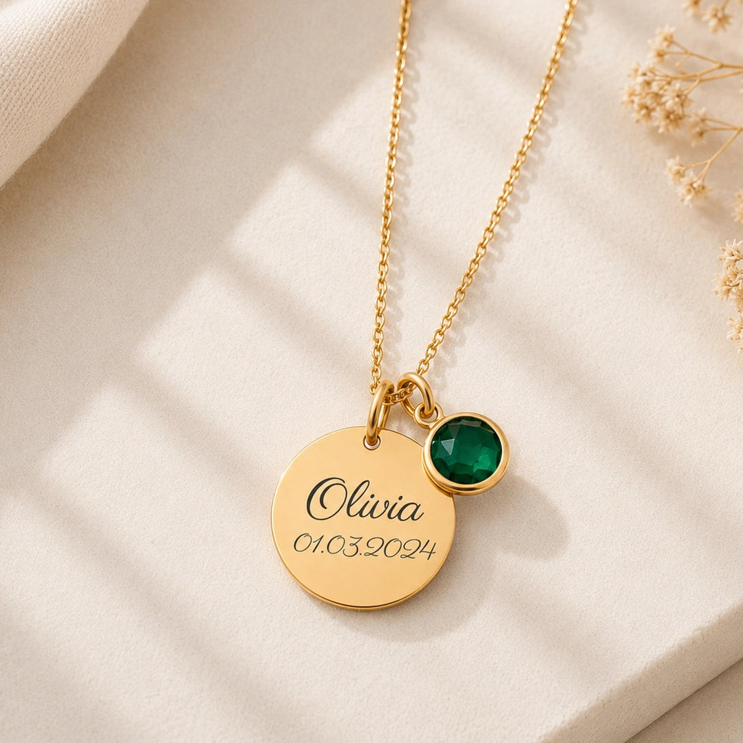 Collier femme personnalisé avec médaille ronde gravée prénom et date, cristal vert pierre de naissance, finition dorée