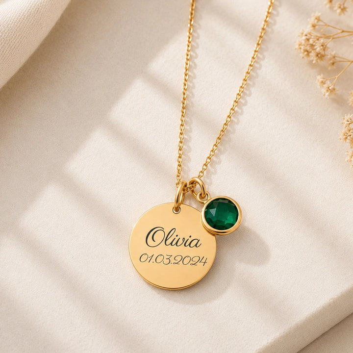 Collier femme personnalisé avec médaille ronde gravée prénom et date, cristal vert pierre de naissance, finition dorée