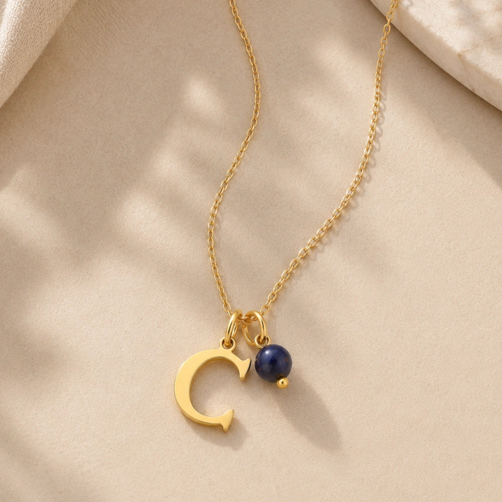 Collier initiale avec pierre de naissance naturelle lapis-lazuli et lettre dorée en acier inoxydable sur chaîne fine