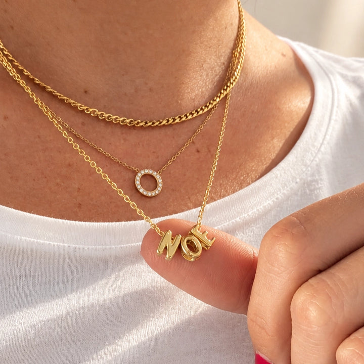 Collier lettres bulles dorées personnalisé prénom porté superposé chaîne fine acier Bliche