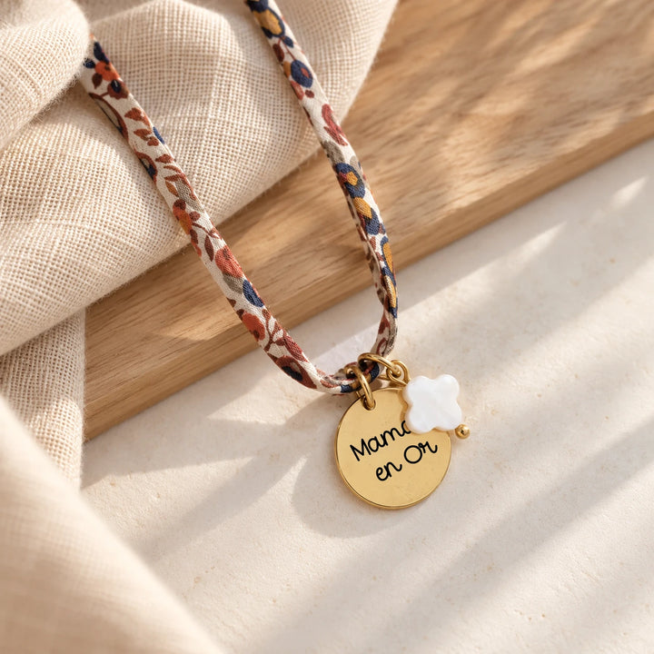 Collier liberty personnalisé médaille dorée gravée "Maman en Or" avec charm fleur nacre