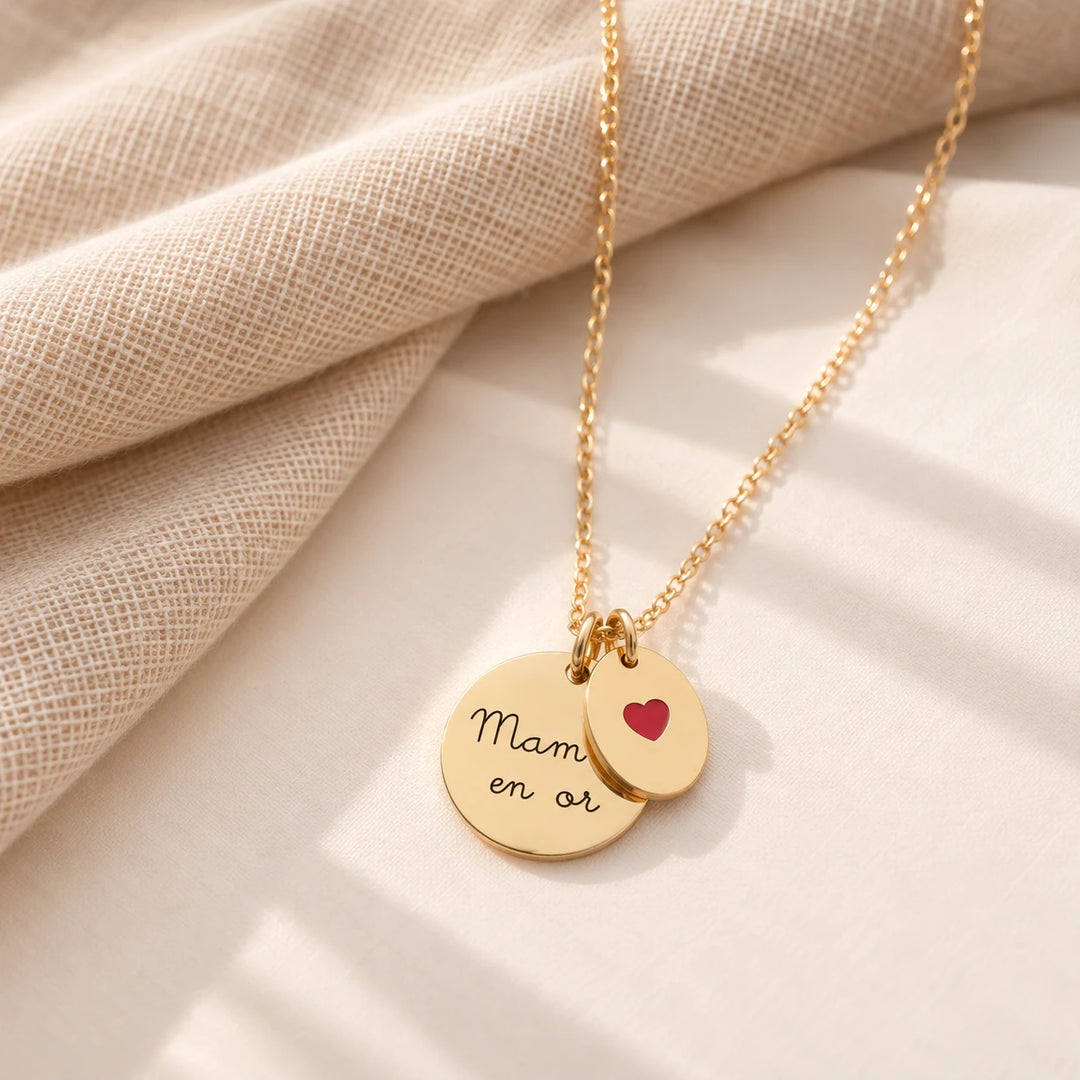 Collier personnalisé femme médaille ronde gravée "Maman en or" et médaille cœur émaillée dorée