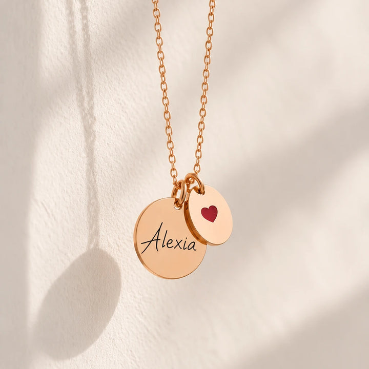 Collier personnalisé femme médaille ronde gravée "Alexia" et médaille cœur émaillée en or rose