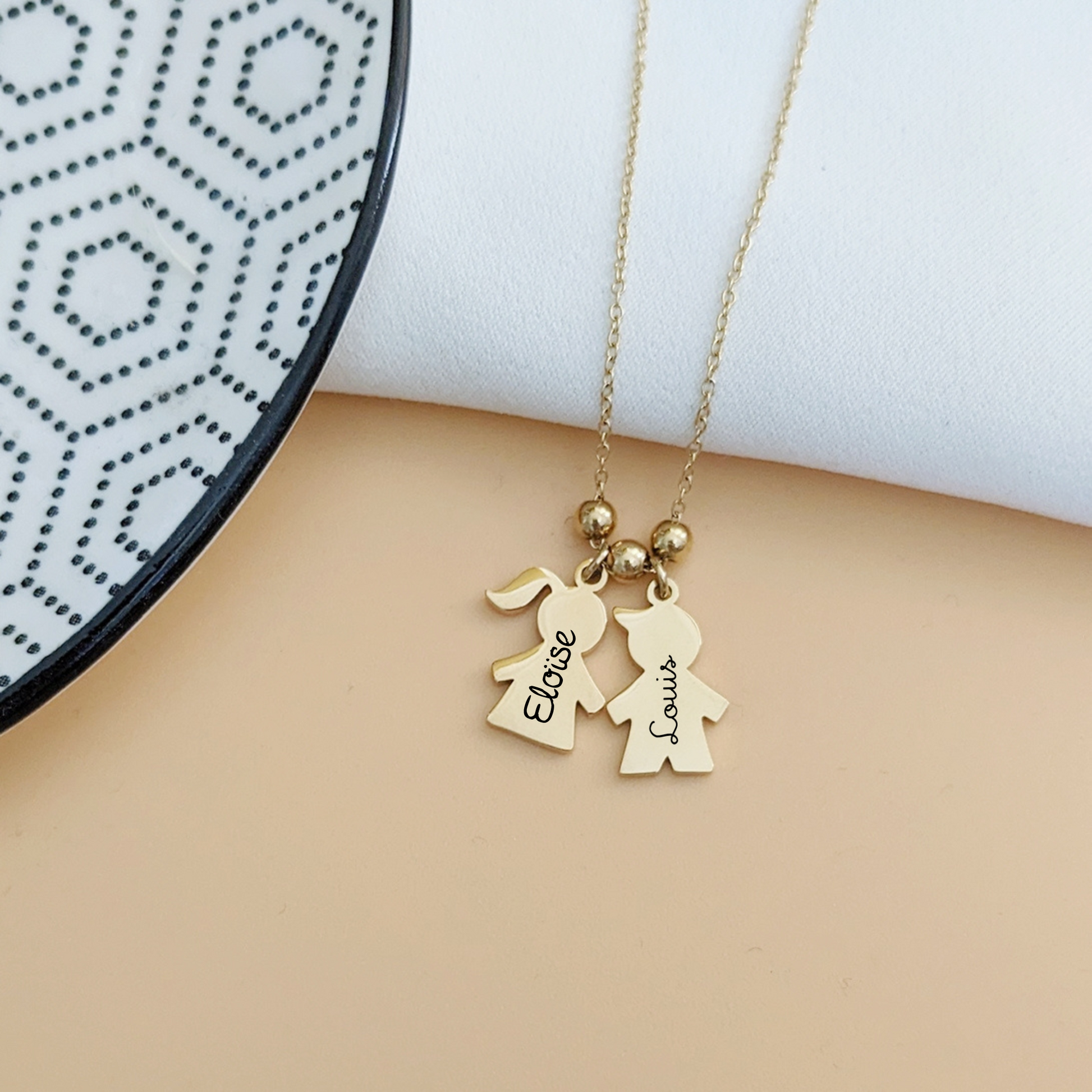 Collier personnalisé femme en acier inoxydable avec pendentifs enfants gravés, idéal comme cadeau naissance personnalisé