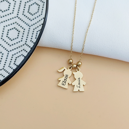 Collier personnalisé femme en acier inoxydable avec pendentifs enfants gravés, idéal comme cadeau naissance personnalisé