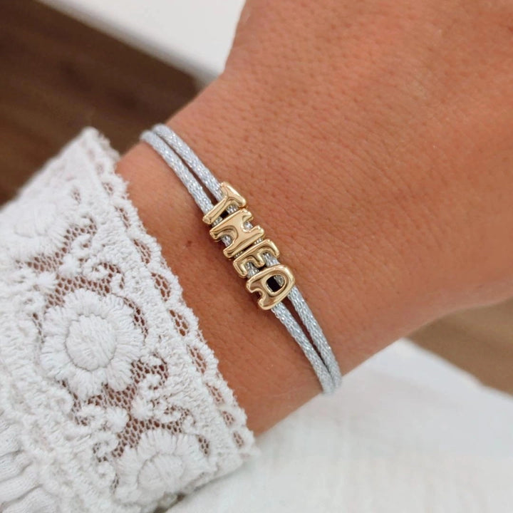 Bracelet cordon brillant bleu personnalisé lettres dorées prénom ajustable Bliche