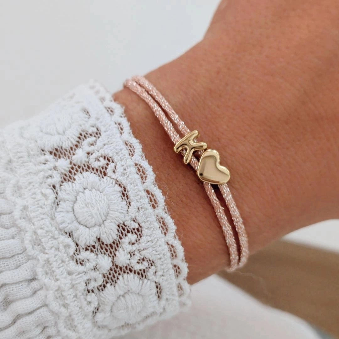 Bracelet cordon brillant rose personnalisé lettres dorées initiale et coeur ajustable Bliche