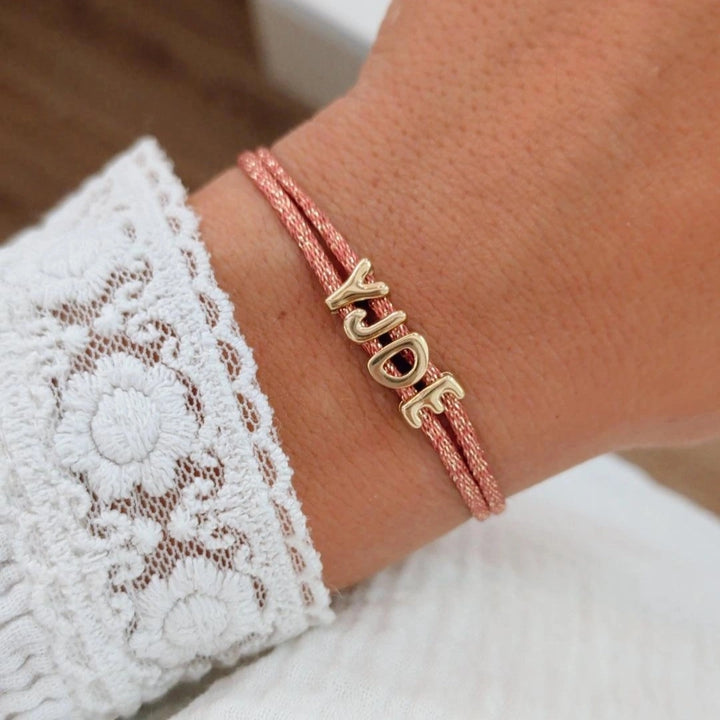 Bracelet cordon brillant rouge personnalisé lettres dorées initiales ajustable Bliche