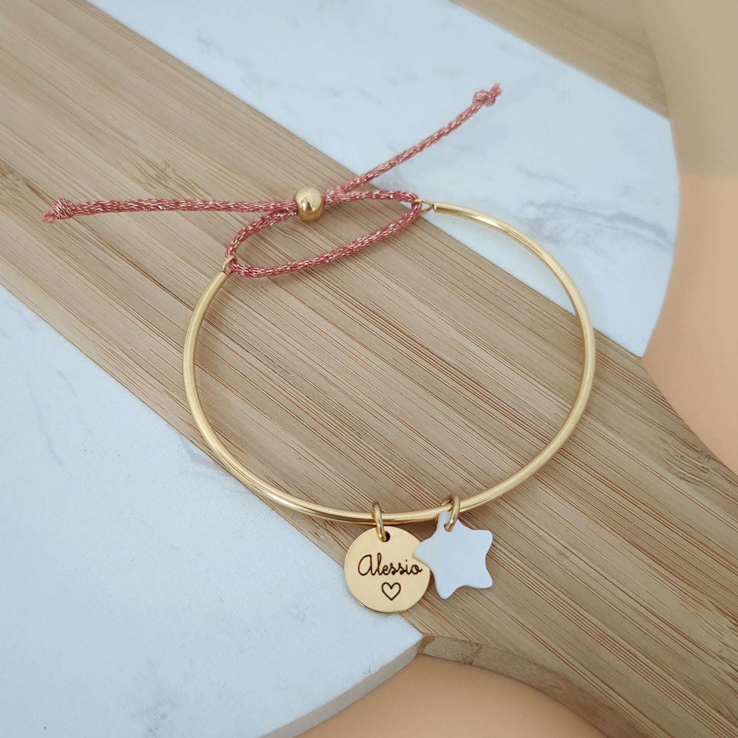 Bracelet jonc personnalisé avec médailles à graver et cordon brillant