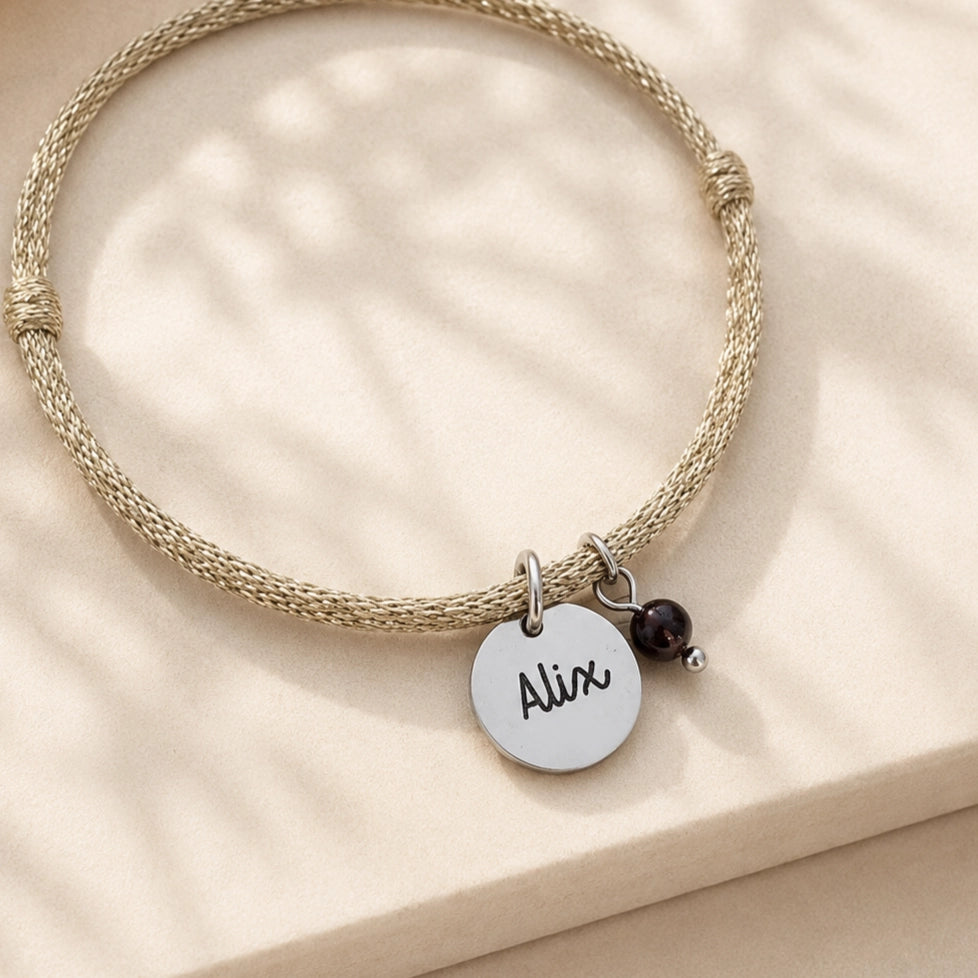 Bracelet avec médaille prénom et pierre de naissance grenat