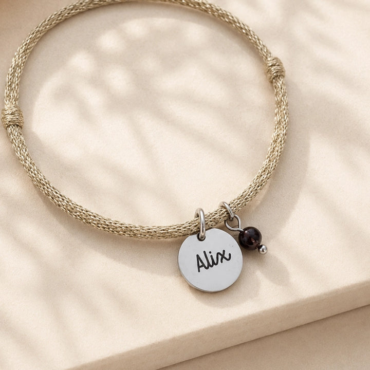 Bracelet avec médaille prénom et pierre de naissance grenat