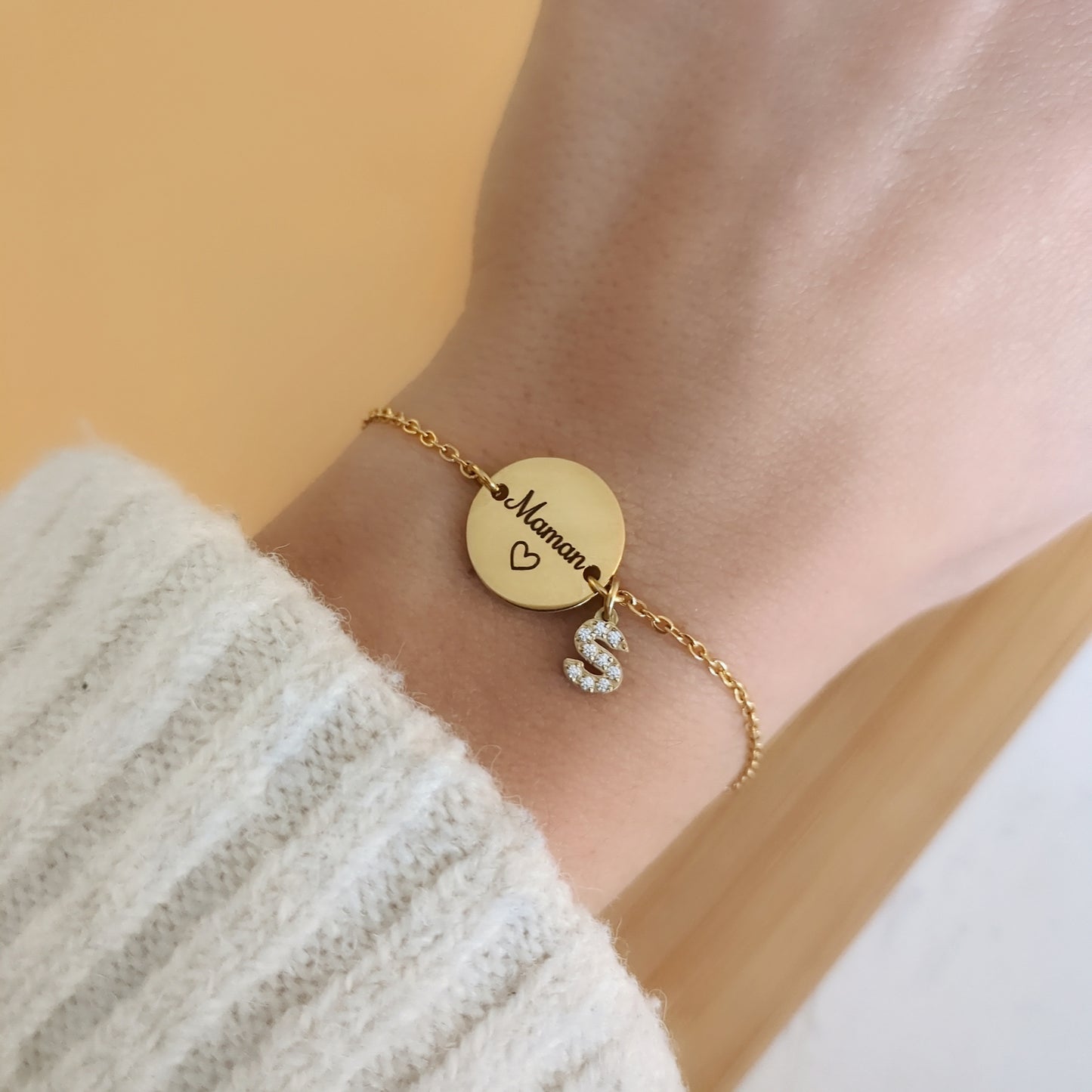 Bracelet avec médaille et lettre strass