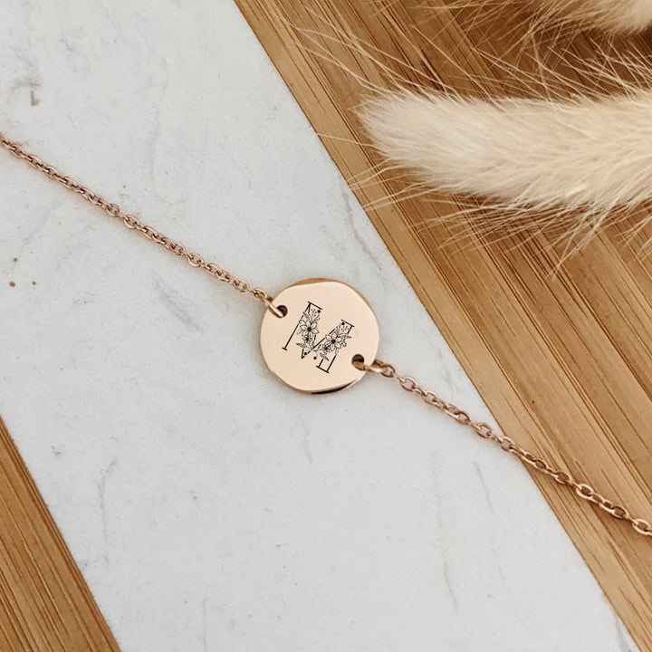 Bracelet à graver en acier avec sa lettre florale - Bliche