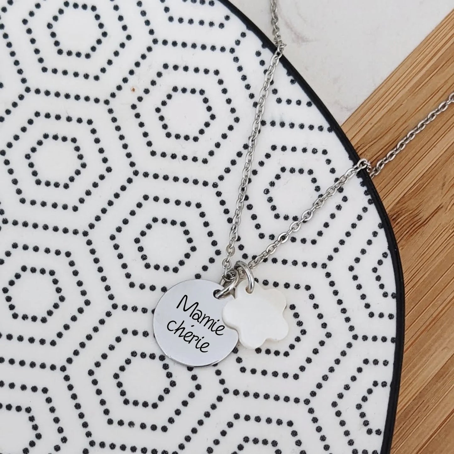 Collier personnalisable avec médaille et nacre fleur - Bliche