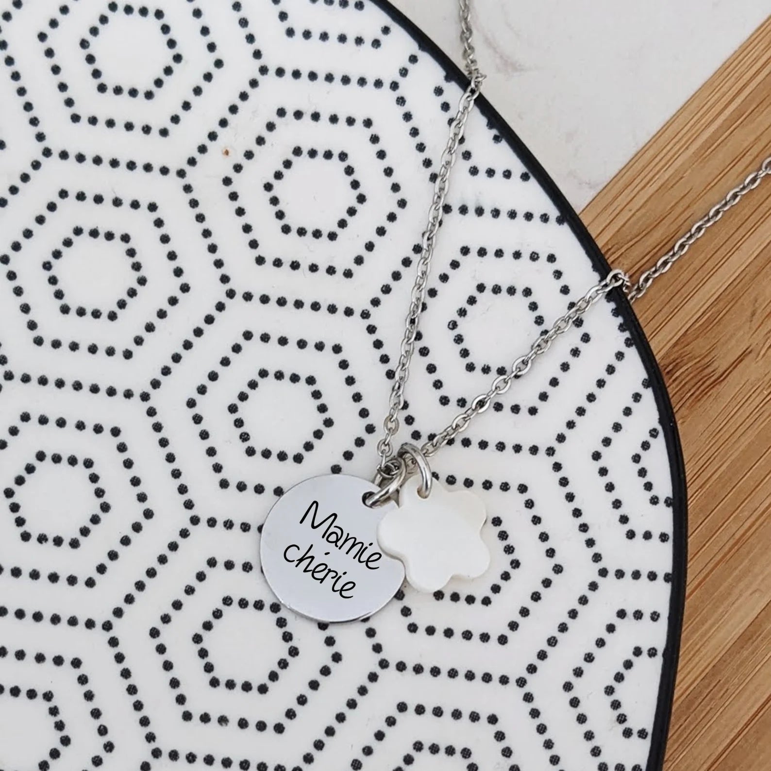 Collier personnalisable avec médaille et nacre fleur - Bliche
