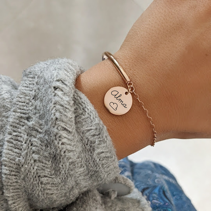 Bracelet demi-jonc personnalisé femme avec médaille gravée en acier inoxydable – cadeau naissance ou maman plein d’émotion