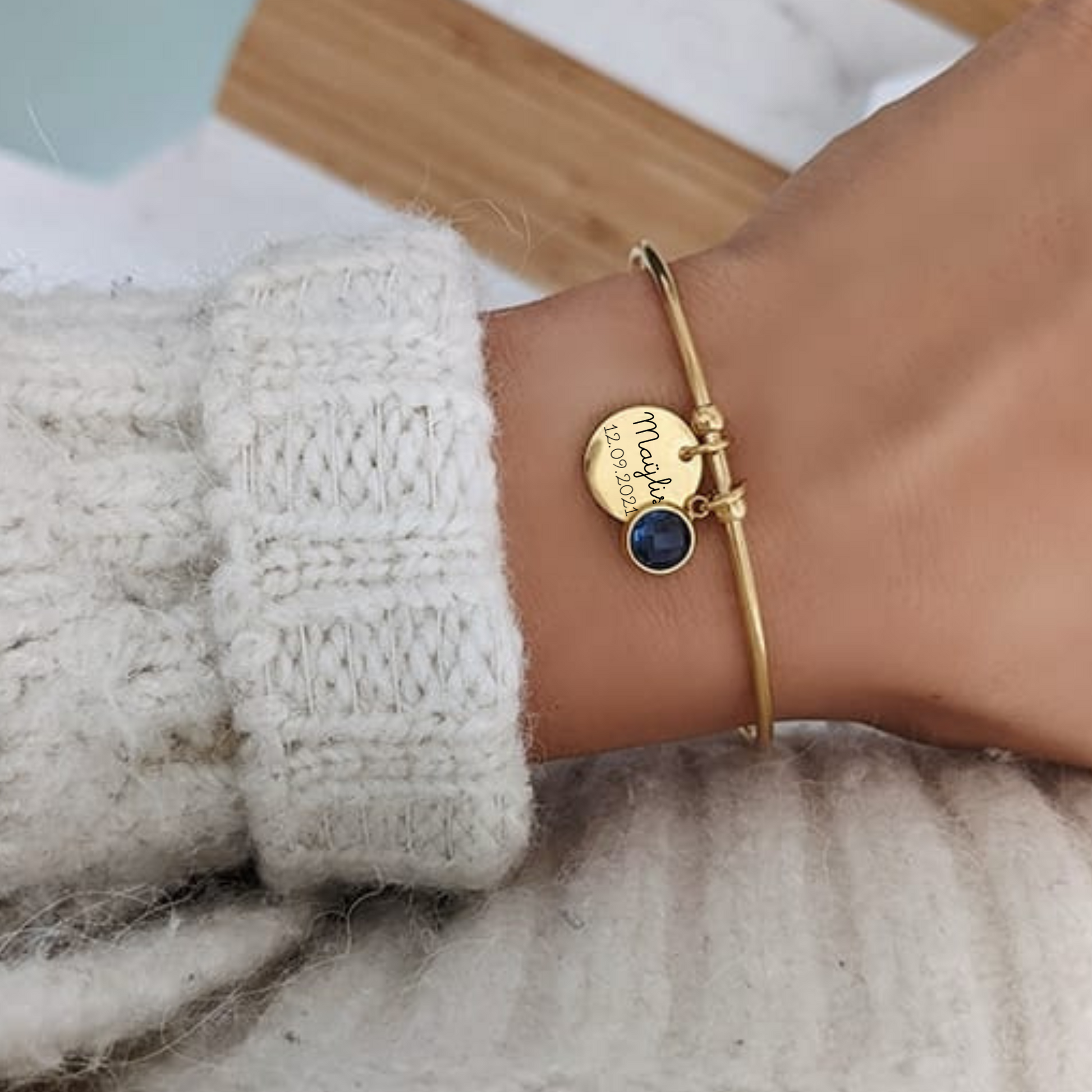 Bracelet jonc femme personnalisé avec médailles gravées et pierre de naissance en acier inoxydable – idée cadeau maman ou bébé
