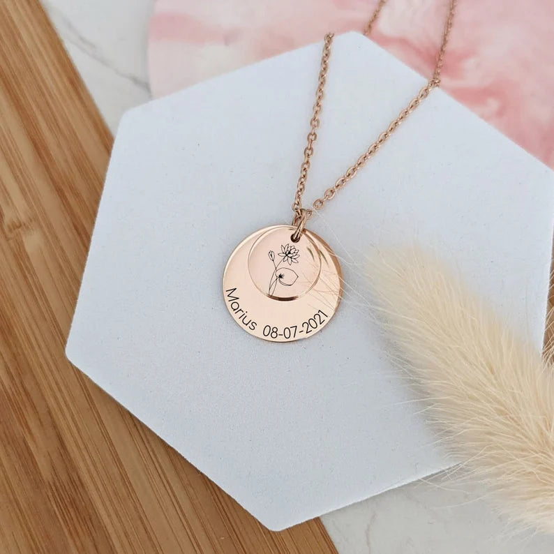 Collier avec double médailles et fleur de naissance
